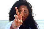 woman-peace-sign